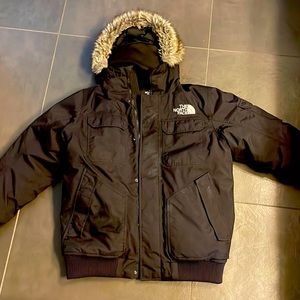 North face coat, great for skiing outdoors cold weather ect. Built in face mask.